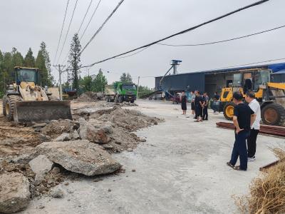 黄集镇人大代表现场督导违法占地拆除工作