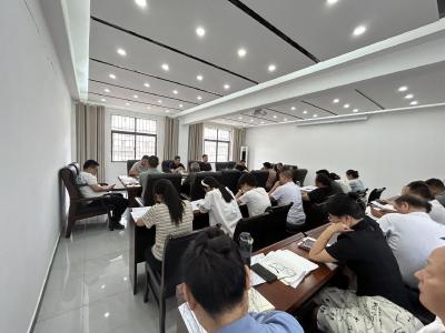 黄集镇：劝导整治公路晒粮 守护道路安全畅通