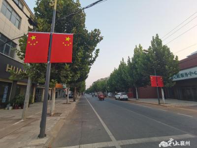 黄龙街头闪耀“中国红”