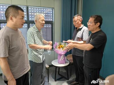 九旬教师爱心助学  人大代表节前慰问