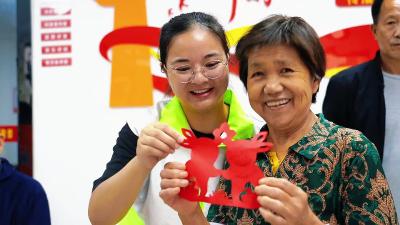 迎中秋非遗剪纸 公交便民零距离