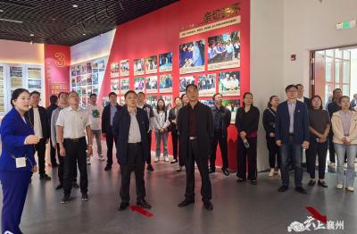 襄州区人大组织参观“襄阳人大70年”主题展