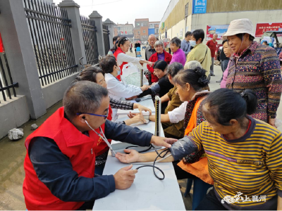 襄州区开展“全国高血压日”科普教育、义诊宣传活动