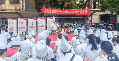 快乐烹饪展“银发”风采