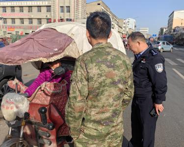 黄集镇民兵在行动 为群众“保驾护航”