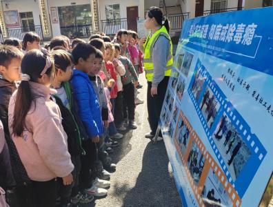 张家集镇开展“世界艾滋病日”禁毒防艾宣传活动