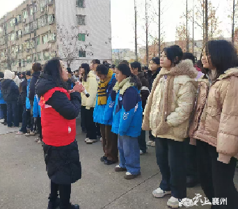 爱心捐赠  助女生健康快乐成长