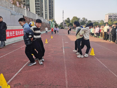 襄州七中：背对背 越障碍 传球绘团结