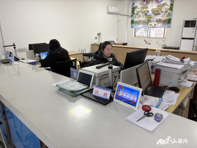 黄龙镇便民服务中心：便民服务“小窗口”  群众身边“暖心人”