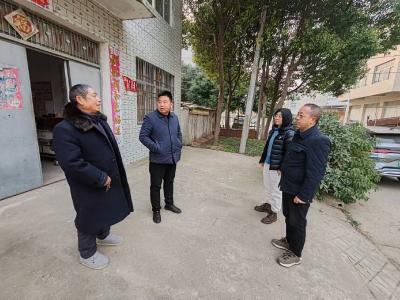 双沟镇人大代表走访梁咀村老党员