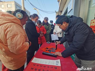 黄龙镇：挥毫泼墨送祝福 义写春联迎新春