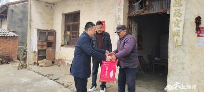 襄阳农商行襄州支行到黄龙镇慰问困难群众