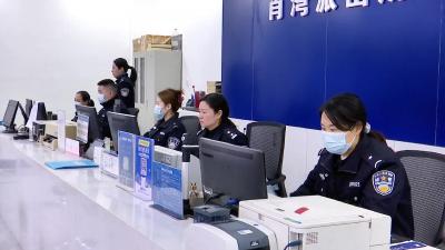 出入境窗口迎办证高峰 暖心举措获群众点赞