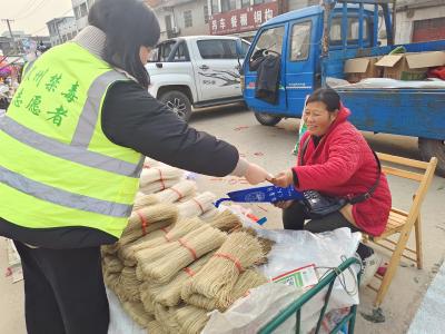 返乡过节赶集忙   “小年”禁毒氛围浓
