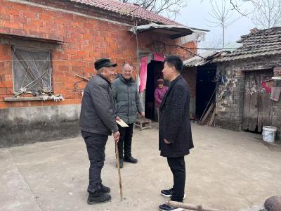 峪山镇人大节前慰问困难群众