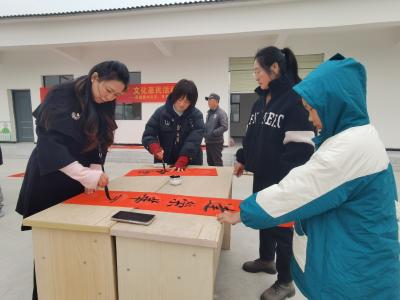 民盟襄州总支到黄龙镇方岗村义写春联、慰问困难群众