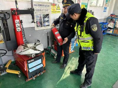 襄州、襄阳高新两地交通部门联合整治机动车维修店
