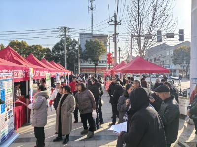 黄龙镇：岗位送到家门口 就业温暖群众心