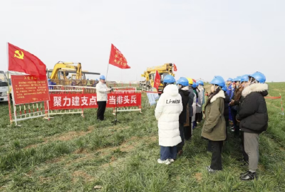 襄州区：党建引领聚合力 施工现场飘党旗