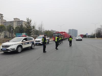 襄州交通运输执法为“大块头”运输保驾护航