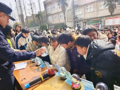 黄龙镇开展“开学禁毒第一课”宣传活动