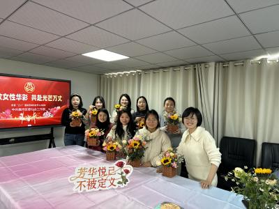 花香墨韵庆佳节  巾帼芳华绽新姿