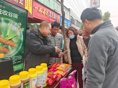 人大代表护航 放心农资下乡