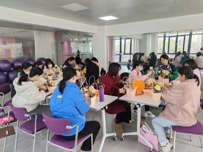 花香致礼 悦享好孕时光——襄州妇幼孕妇学校举办三八节主题插花活动 