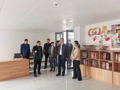 区领导调研工会驿站建设情况