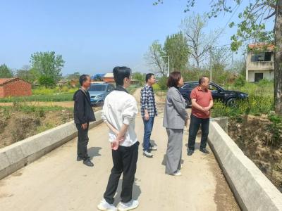 人大代表入田间 当好“四员”助春耕