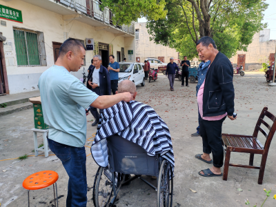 爱心义剪进乡村 情暖银发显担当