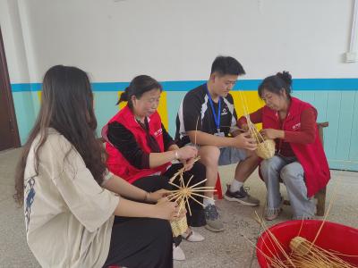 巾帼巧手传技艺  非遗文化绽芳华