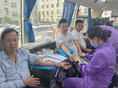 人大代表做表率 无偿献血我先行