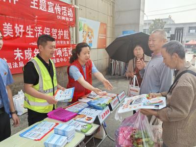 伙牌镇：多部门联合开展法律与禁毒宣传活动