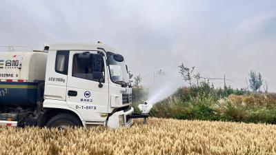 襄州：环卫车变身消防车 守护麦田安全