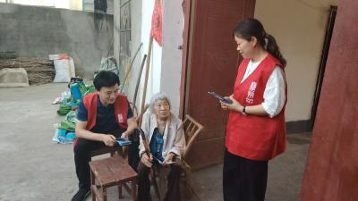 朱集镇便民服务大厅：上门服务 暖心助力高龄老人申领津贴