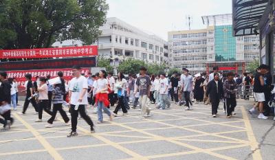 今日，这群少年带着鲜花与憧憬告别高中