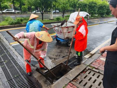 向“雨”而行 襄州城管全力保障市民出行安全