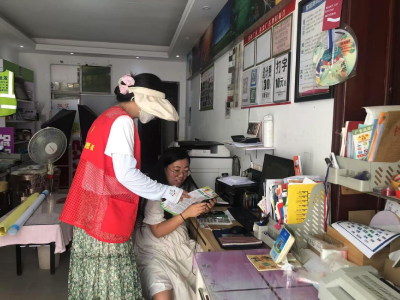 张湾街道人大代表宣传治安保险 守护群众安全