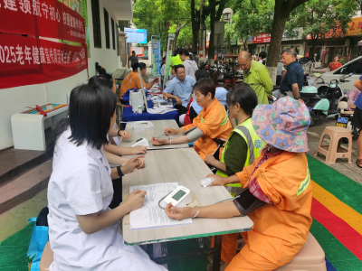 浩然街道联合工会开展义诊义剪活动  情暖城市“美容师”