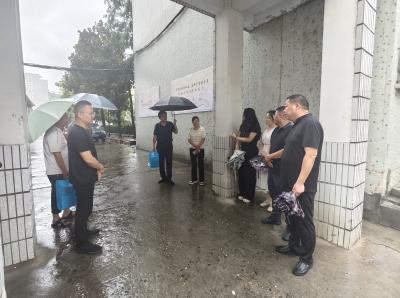 雨中慰问中考师生 情暖考场内外