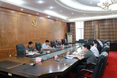 刘明锋主持召开区委理论学习中心组集体学习