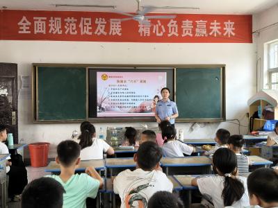 伙牌镇妇联为暑期“爱心托管班”开展防溺水安全教育课