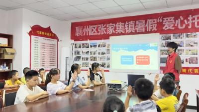 巧手制扇展创意 童心承古续新篇
