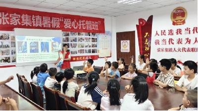 体验手工扎染 弘扬非遗文化：张家集镇“爱心托管班”开展非遗扎染课