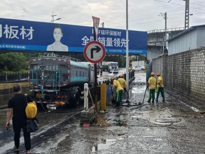 襄州城管：开展强降雨后道路清淤工作