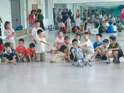 爱心托管班科技课堂：机器狗互动点燃科学热情