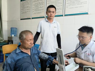 暖心一幕！高温下，90后公交司机紧急救助晕倒老人