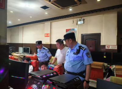 张湾街道：人大代表联合民警夜查重点场所 织密安全防护网