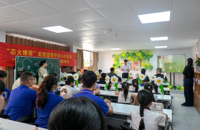 团委送物资 社区架桥梁 武科大志愿团队在光彩商圈开设暑期爱心托管班